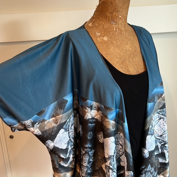 Geometric abstract kimono wrap resortwear - Picture 3 of 9
